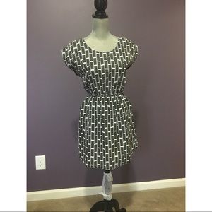 Black and white patterned short sleeve mini dress